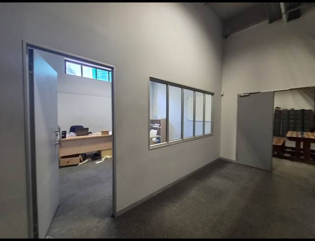 2,716M² WAREHOUSE TO LET IN HALFWAY GARDENS